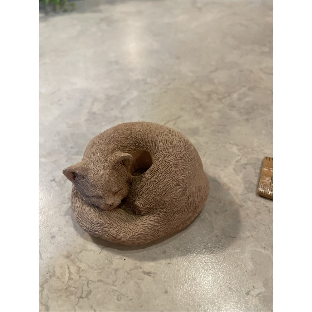Vintage Sandicast Sleeping Cat Figurine Signed KPE 93 Made In USA